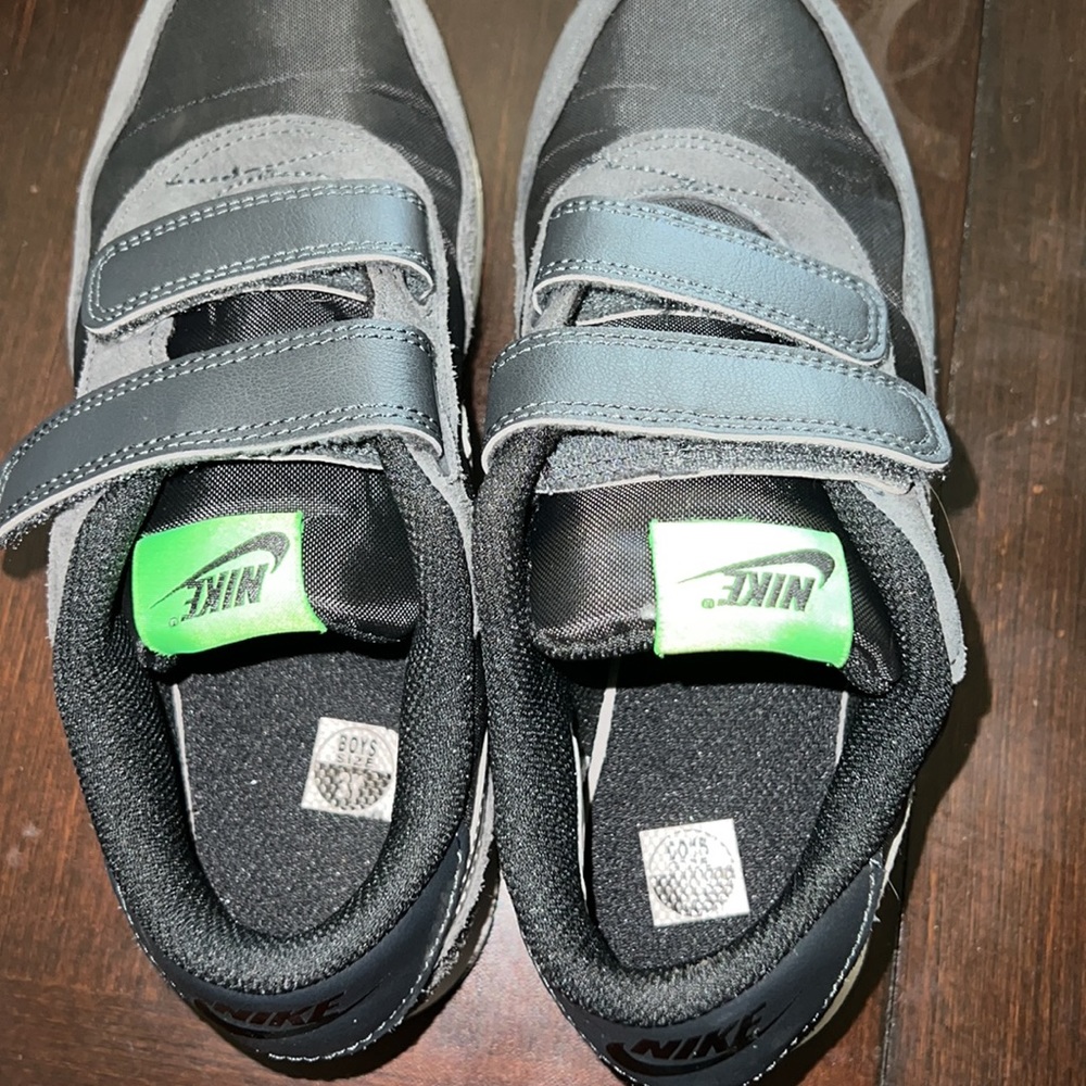 Kids Nikes - Picture 2 of 9